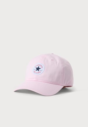 Casquette de baseball rose clair avec une visière courbée et un écusson rond du logo Converse All Star au centre devant.