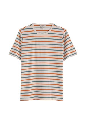 Bela majica s kratkimi rokavi, vodoravne oranžne in modrozelene črte, okrogel izrez in običajen kroj.