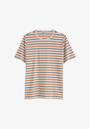 Wit T-shirt met korte mouwen, horizontale oranje en groene strepen, ronde halslijn en een normale pasvorm.