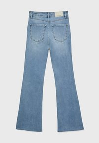 Jean évasé bleu clair avec un design à cinq poches, des détails cousus et une étiquette à la taille. Texture de denim lisse avec une finition légèrement décolorée.