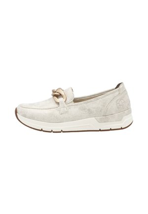 Scarpa slip-on grigia chiara con tomaia in suede testurizzato, dotata di un anello metallico decorativo e una suola bianca imbottita con scanalature antiscivolo.