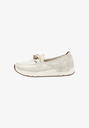 Lys grå slip-on sko med tekstureret suede overdel, der har en dekorativ metalringe og en polstret hvid sål med skridsikre riller.