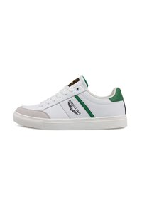 Baskets en cuir blanc avec des accents verts, capuchon en suède gris, semelle plate blanche et panneau latéral avec logo affichant un texte noir.