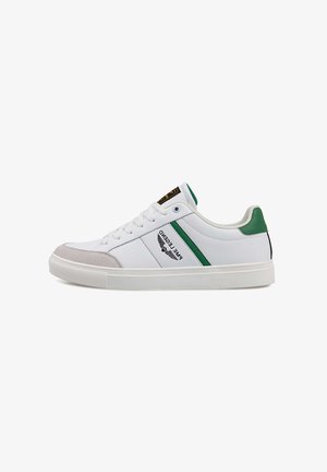 Witte leren sneaker met groene accenten, grijze suède neuscap, platte witte zool en een zijpaneel met merknaam in zwarte tekst.