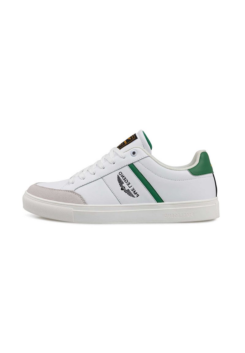 Baskets en cuir blanc avec des accents verts, capuchon en suède gris, semelle plate blanche et panneau latéral avec logo affichant un texte noir.