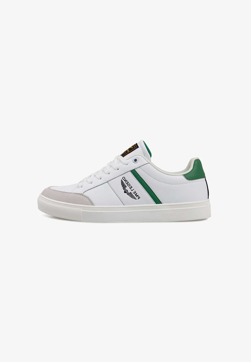 Baskets en cuir blanc avec des accents verts, capuchon en suède gris, semelle plate blanche et panneau latéral avec logo affichant un texte noir.