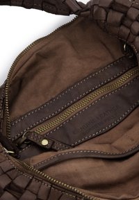 Hnědá tkaná kožená taška s pevným textilním podšívkou, kapsou na zip a raženou značkou "Pravá kůže".