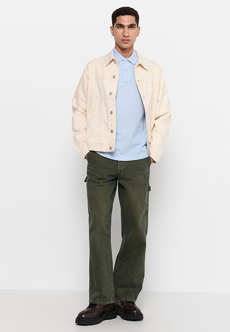 REGULAR FIT