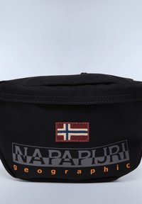 Mustasta kankaasta valmistettu olkalaukku, jossa on punainen ja sininen Norjan lipun applikaatio sekä "NAPAPIJRI geographic" -logo harmaana ja oranssina. Mukana vetoketjukiinnitys.