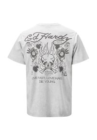 Camiseta de algodón gris con un gráfico de calavera con llamas, cartas de juego y dados. El texto dice: "VIVE RÁPIDO, AMA FUERTE, MUERE JOVEN."