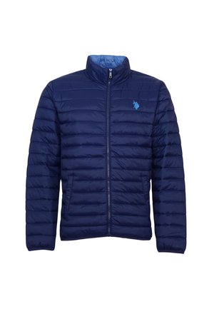 Marineblaue gesteppte Jacke mit Frontreißverschluss, Stehkragen, Seitentaschen und hellblauem, besticktem Logo auf der linken Brust.