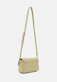 Ljusgrön syntetisk axelväska med platt design, rektangulär form, justerbar rem och guldfärgade detaljer.