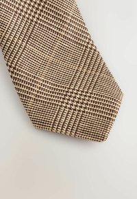 Cravată maro și bej cu model în carouri texturate, formă conică și vârf ascuțit.