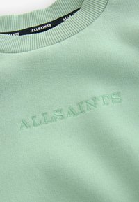 Felpa verde menta con collo a costine e logo ricamato "ALLSAINTS" in filo coordinato. Texture liscia e design casual.