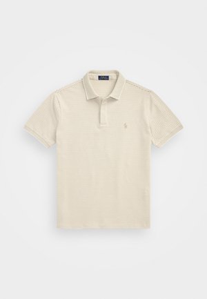 Beżowa koszulka polo z cienkimi poziomymi paskami. Krótkie rękawy, prążkowany kołnierzyk i małe logo na piersi. Miękka tekstura, mieszanka bawełny.