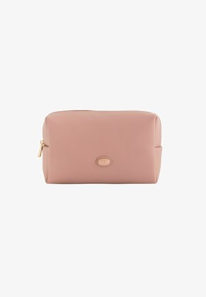 Pochette cosmétique de couleur pêche, fabriquée en matériau synthétique texturé, de forme rectangulaire arrondie avec des accessoires de fermeture éclair en ton or.
