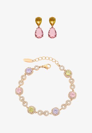 Bransoletka w odcieniu złota z naprzemiennie ułożonymi żółtymi, różowymi i fioletowymi kamieniami szlachetnymi otoczonymi kryształkami; pasujące kolczyki z żółtymi i różowymi kamieniami w kształcie kropli.