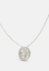 Colar de corrente de prata com um pendente octagonal, apresentando uma pedra oval central rodeada por acentos retangulares.