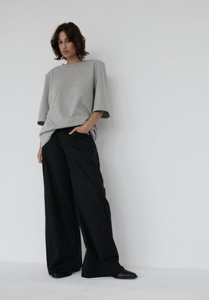 - Spodnie materiałowe