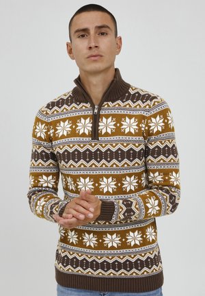 Brązowy sweter dzianinowy z białymi wzorami w śnieżynki i geometrycznymi, zamykany na zamek, z prążkowanymi mankietami i dołem, wykonany z fakturowanej, ciepłej tkaniny.