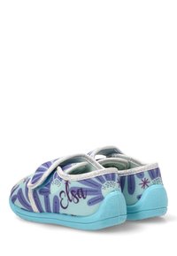 Zapatos de tela azul con un diseño estampado que incorpora detalles en púrpura. Tienen correas ajustables de velcro y suela de goma antideslizante.