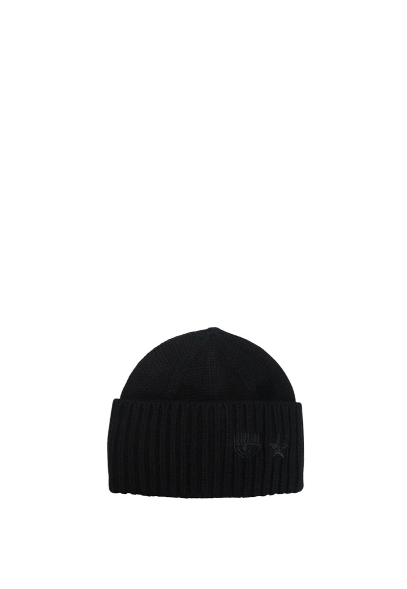 Cappello di maglia nero a cuffia con un design a coste, caratterizzato da un tessuto testurizzato e piccoli accenti del logo sulla parte anteriore.