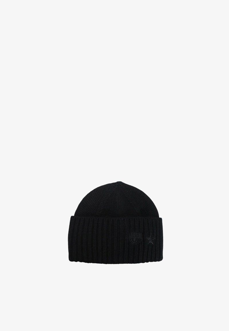 Cappello di maglia nero a cuffia con un design a coste, caratterizzato da un tessuto testurizzato e piccoli accenti del logo sulla parte anteriore.