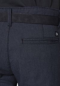 TOM TAILOR DENIM MELANGE WITH BELT - Chinos - blue white dobby