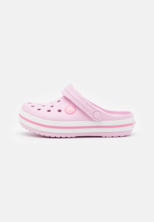 Lyserød Crocs clog med ventilationshuller, en hvid og lyserød stribet sål og en justerbar hælstrop vist i profil.