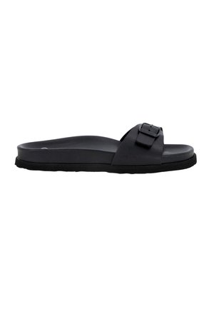 Sandalo nero slip-on con suola sagomata e una singola fascia larga con fibbia regolabile.