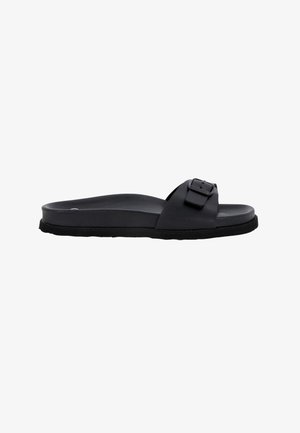 Sandalo nero slip-on con suola sagomata e una singola fascia larga con fibbia regolabile.