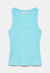 Débardeur côtelé bleu clair sans manches avec col arrondi et étiquette visible de la marque Pull&Bear à l'intérieur du col.