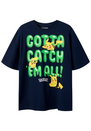 Tmavomodré tričko so zeleným textom "GOTTA CATCH 'EM ALL!" a tromi žltými postavičkami Pikachu v rôznych pózach.
