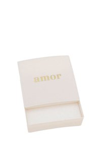 Vit pappers smyckeslåda med ett rundat lock, med ordet "amor" pr�äglat i guld. Inuti är den oinfodrad och rymlig.