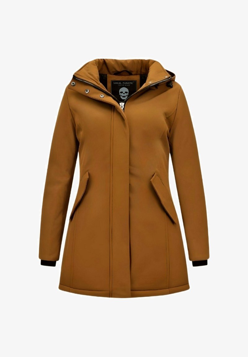 Bruine jas tot taillelengte met capuchon, zijzakken en ritssluiting. Heeft contrasterende zwarte manchetten en een schedellogo op het label.