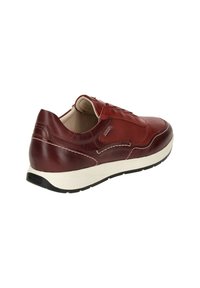 Baskets en cuir rouge avec tige texturée, semelle crème contrastante et détails de couture. Présente un collier rembourré et un système de laçage.