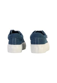 Scarpe in denim con tomaia blu, tacco rinforzato e suola in gomma bianca. Tra le caratteristiche ci sono dettagli cuciti e un design a basso profilo.