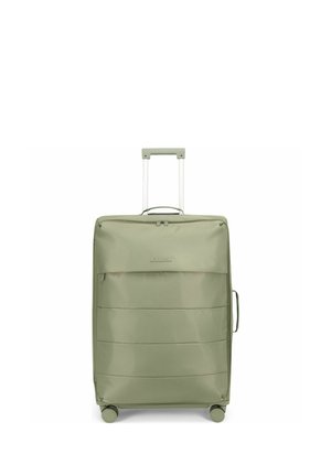Grande valise souple vert olive avec quatre roulettes, poignée télescopique et poignée latérale, debout sur fond blanc.