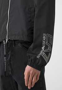 EA7 Emporio Armani Vindjacka - black