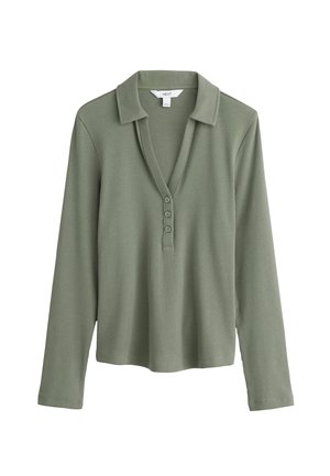Olivenfarvet langærmet polo med ribbet tekstur, knapdetalje og klippet krave. Stoffet fremstår blødt og let strækbart.