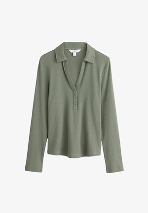 Camisa polo de manga larga en verde oliva con textura acanalada, detalle de botones y cuello con muesca. La tela parece suave y ligeramente elástica.