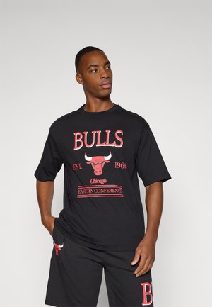 Sort T-shirt med korte ærmer, der har rød tekst og logo "BULLS", med "EST. 1966" og "EASTERN CONFERENCE" trykt nedenfor. Casual pasform.