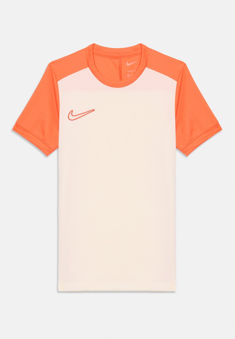 Nike sportriietus lühikeste varrukatega, virsiku värvi keha ja oranžid õlavarred. Vasakul rinnal on väike oranž swooshi logo.