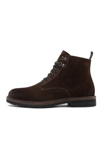 Stivale alla caviglia in suede marrone scuro con lacci, grommet in metallo, linguetta sul tallone e suola in gomma nera bassa.
