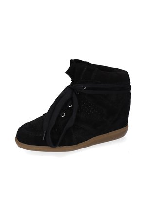 Sneaker con zeppa in pelle scamosciata nera con grandi lacci neri, pannelli laterali traforati e suola in gomma marrone.