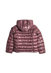 Giacca imbottita di un mauve scuro, con cappuccio, disegno trapuntato e una texture liscia e lucida. Vista posteriore che mostra le cuciture e l'isolamento.