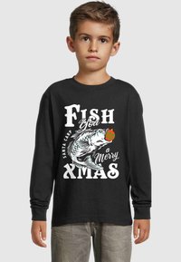 Fekete, hosszú ujjú póló, karácsonyi díszes hal grafikájával, és a „Fish You a Merry Xmas” felirattal.