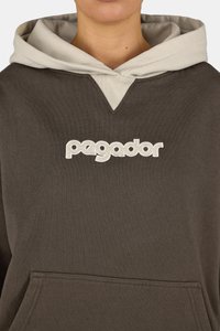 Hnedá mikina s kapucňou a svetlo šedým lemovaním, s dizajnom do V a prednou vreckom. Na hrudi je vyšívané slovo "pegador" bielou farbou. Mäkká textúra.