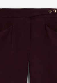 Pantalons bordeaux foncé avec une texture lisse, dotés de plis avant, de poches latérales et d'une taille ornée de deux boutons décoratifs.