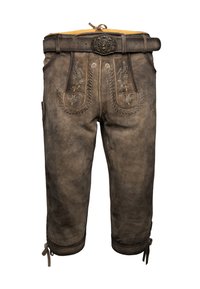 Lederhosen de cuero, marrones, con diseños bordados, de longitud hasta la rodilla, con un cinturón decorativo y lazos en los puños. Material texturizado.